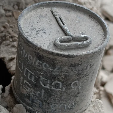 İsrail tarafından Gazze'de bir eve bırakılan bomba. (Rasha Abou Jalal)
