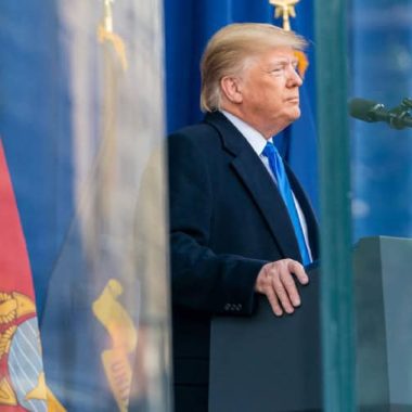 Trump Çin, Kanada ve Meksika'ya yüksek gümrük vergileri getirdiğini açıkladı.
