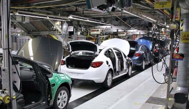 Polonya'da General Motors için otomobil üreten bir fabrikanın üretim hattı (Fotoğraf: Marek Ślusarczyk/Wikimedia commons)